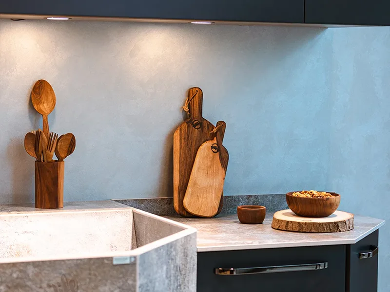 Artisan travaillant le bois
